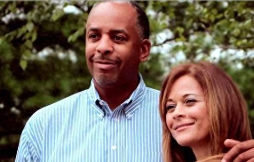 库里老妈私密照,快50岁,徐娘半老风韵犹在