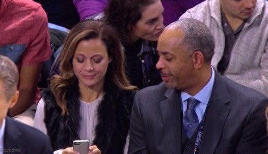 库里老妈私密照,快50岁,徐娘半老风韵犹在