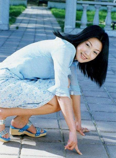 谢雨欣：17岁匆匆嫁人，25岁三登春晚，深爱男友却不知真名