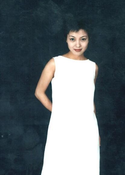 谢雨欣：17岁匆匆嫁人，25岁三登春晚，深爱男友却不知真名