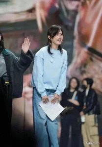 ​孙俪留长发比短发好看，更显年轻温柔优雅 清纯可人，非常的灵动！