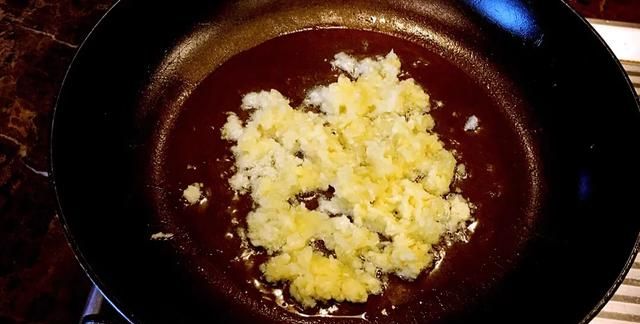 蒜香龙虾尾怎么做才好吃，蒜泥小龙虾怎么做好吃？图2