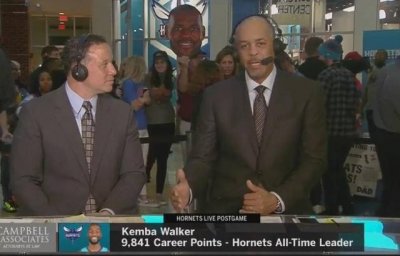 ​黄蜂官方戴尔解说（戴尔库里为沃克感到无比的高兴）