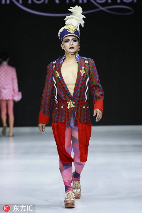 “千面男爵”陈志朋穿20厘米无跟鞋走T台，每个造型妖艳辣眼睛