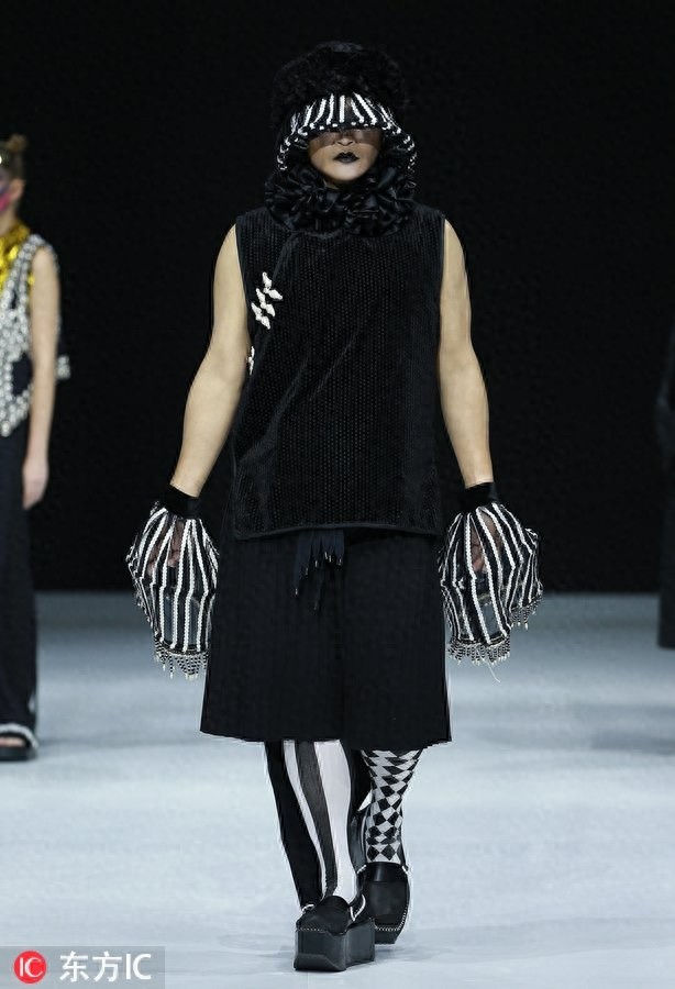 “千面男爵”陈志朋穿20厘米无跟鞋走T台，每个造型妖艳辣眼睛