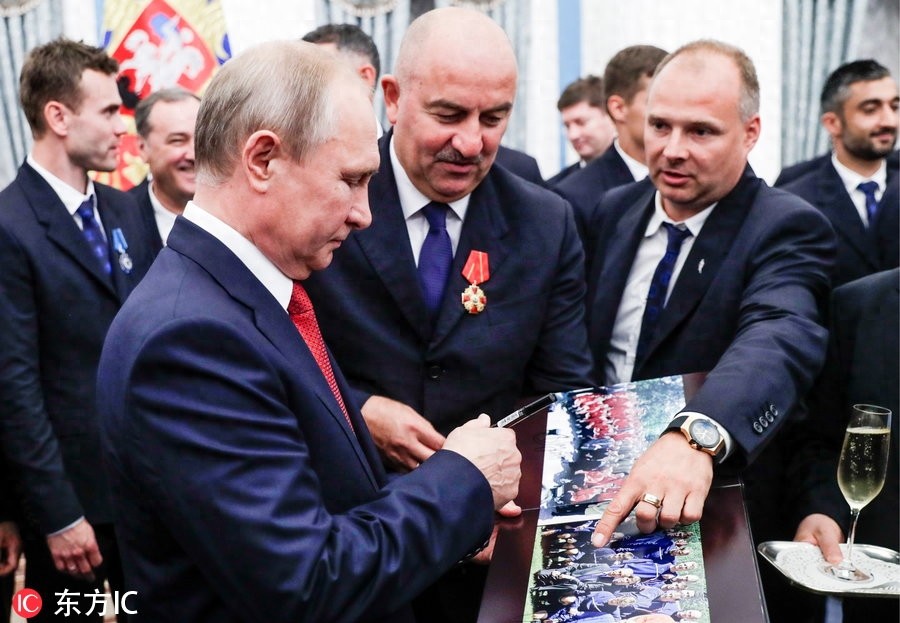 普京接见俄罗斯男足并为其颁奖 将帅正装亮相克林姆林宫