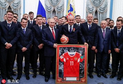 ​普京接见俄罗斯男足并为其颁奖 将帅正装亮相克林姆林宫