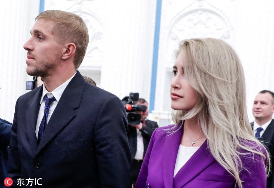 普京接见俄罗斯男足并为其颁奖 将帅正装亮相克林姆林宫