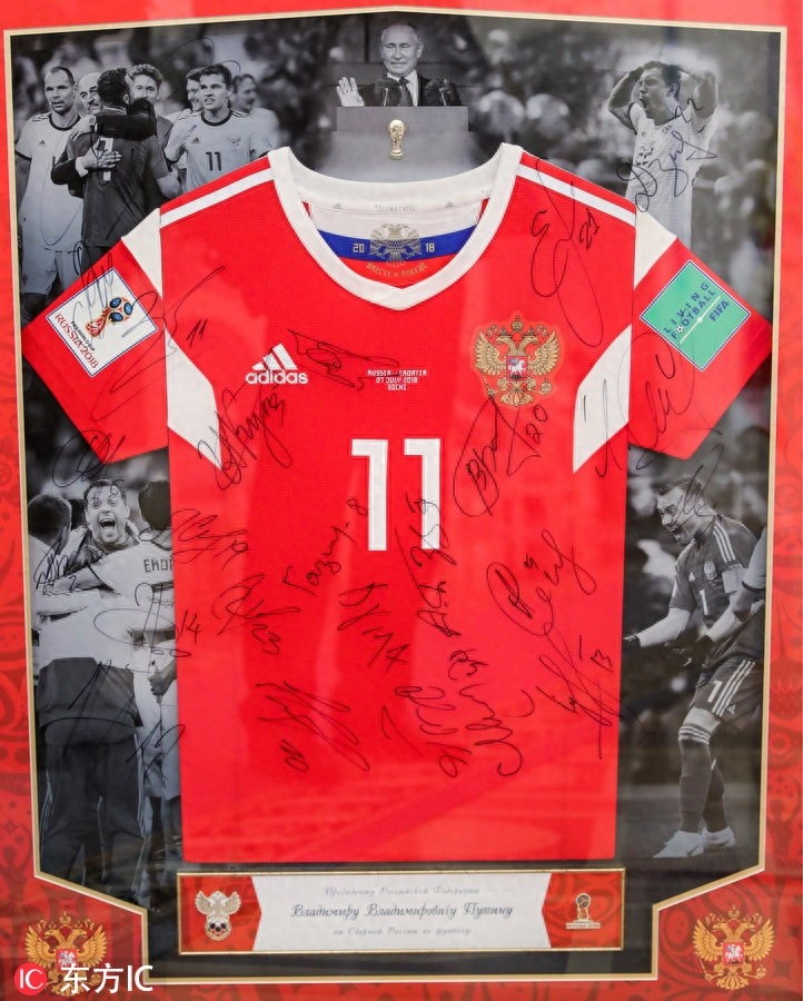 普京接见俄罗斯男足并为其颁奖 将帅正装亮相克林姆林宫