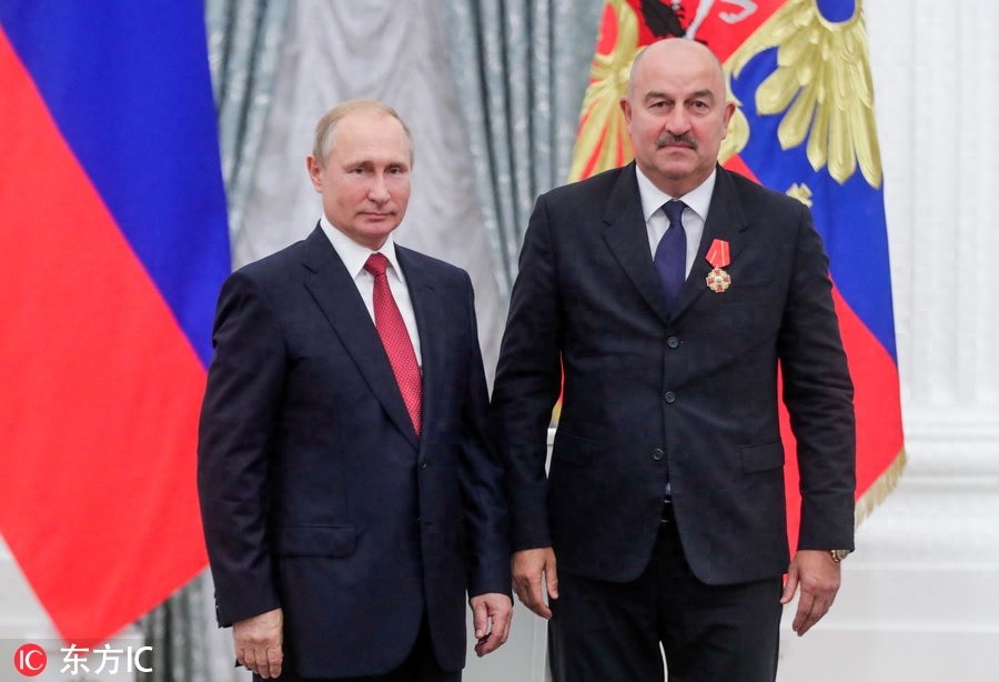 普京接见俄罗斯男足并为其颁奖 将帅正装亮相克林姆林宫