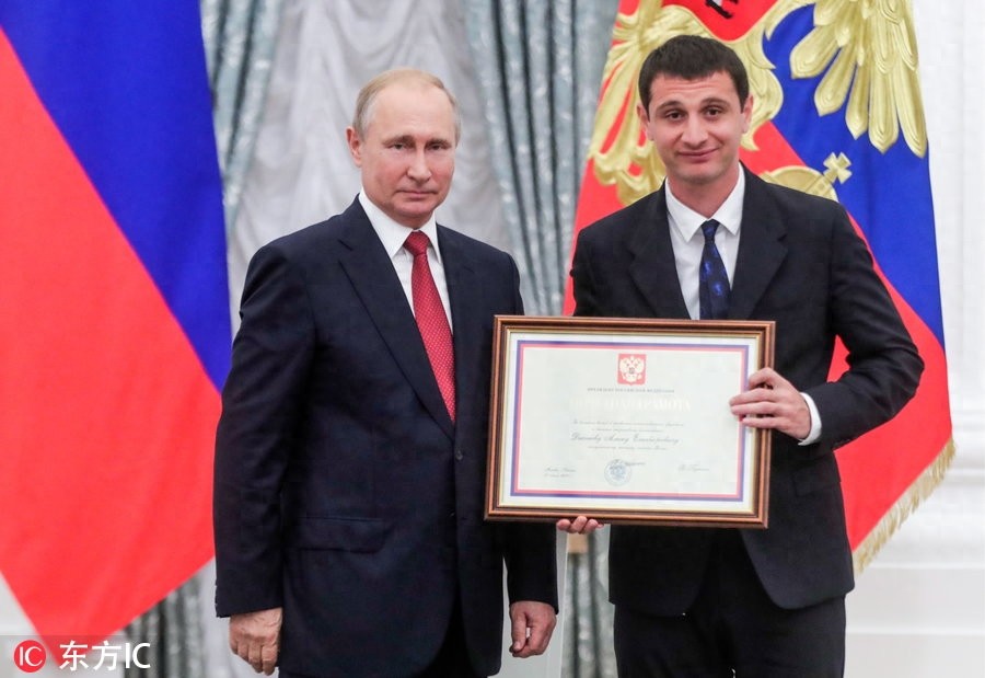 普京接见俄罗斯男足并为其颁奖 将帅正装亮相克林姆林宫