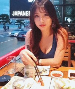 搞笑GIF趣图：最讨厌的不是下雨，而是下雨还刮大风