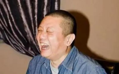 ​捧红一堆京圈大佬，抛妻弃女爱上19岁女生，66岁他扬言要女子陪伴