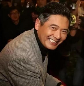 ​周润发现身街头买盒饭 认真挑选毫无巨星包袱！