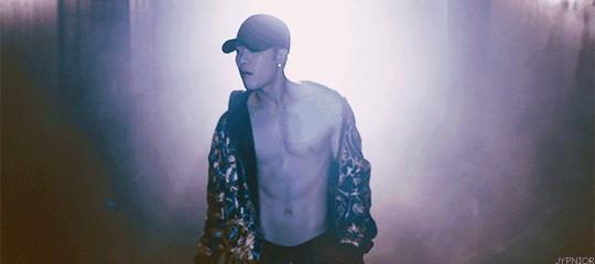 蔡徐坤胸肌上热搜，但和他在偶像练习生里的两位导师比起来就弱了