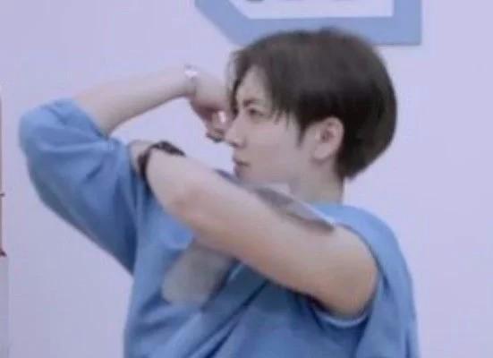 蔡徐坤胸肌上热搜，但和他在偶像练习生里的两位导师比起来就弱了