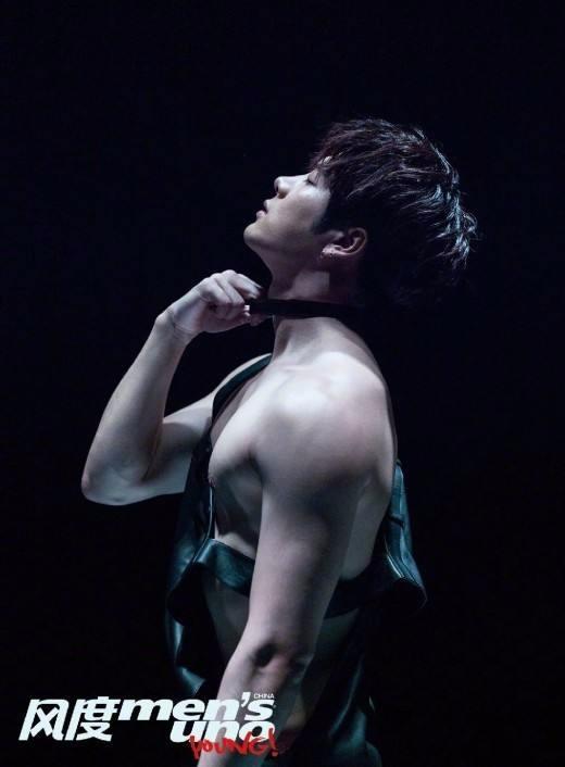 蔡徐坤胸肌上热搜，但和他在偶像练习生里的两位导师比起来就弱了