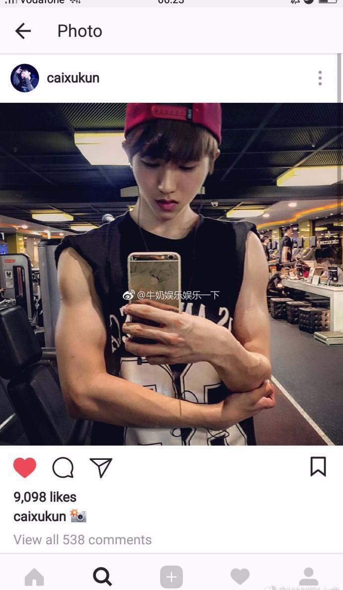 蔡徐坤胸肌上热搜，但和他在偶像练习生里的两位导师比起来就弱了