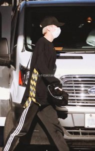 ​蔡徐坤胸肌上热搜，但和他在偶像练习生里的两位导师比起来就弱了