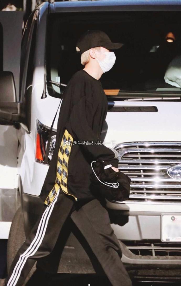 蔡徐坤胸肌上热搜，但和他在偶像练习生里的两位导师比起来就弱了