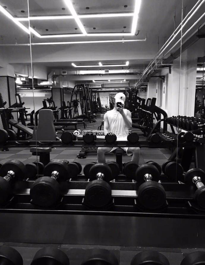 蔡徐坤胸肌上热搜，但和他在偶像练习生里的两位导师比起来就弱了