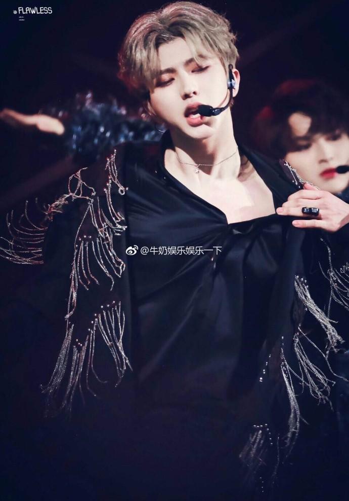 蔡徐坤胸肌上热搜，但和他在偶像练习生里的两位导师比起来就弱了