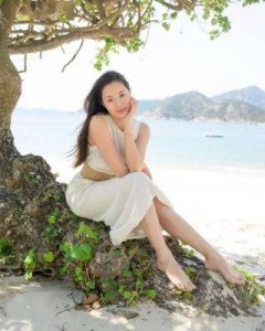 ​港姐陈雅思宣布怀孕，豪门生活与事业双丰收