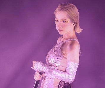 ​关心妍举办出道20年演唱会，与绯闻男友同台献唱，郑秀文惊喜现身