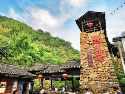 ​华蓥山天意谷原名“龙须沟”，曾用名“大峡谷”，还有7绝