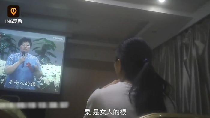 “打不还手、骂不还口！”未成年人女德班曝光…