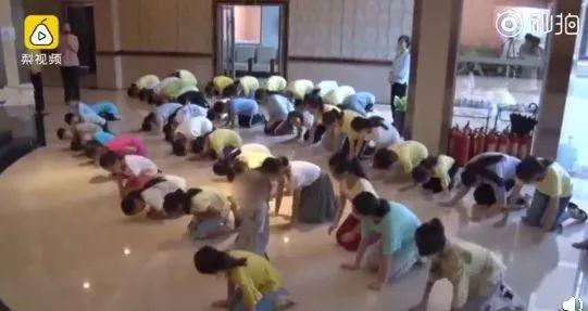 “打不还手、骂不还口！”未成年人女德班曝光…