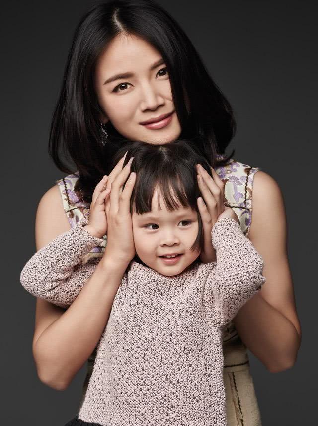 都说刘涛与曹曦文长相难分辨，当看到两人的女儿，更是惊掉下颚