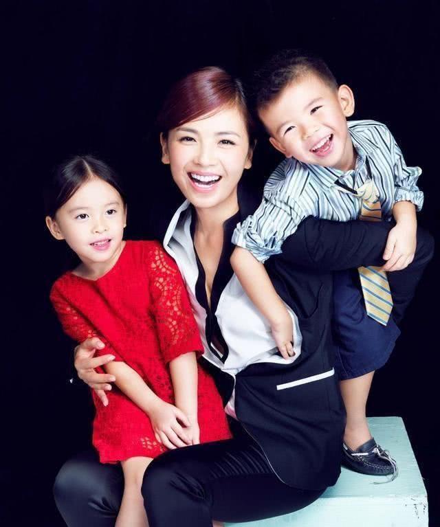 都说刘涛与曹曦文长相难分辨，当看到两人的女儿，更是惊掉下颚