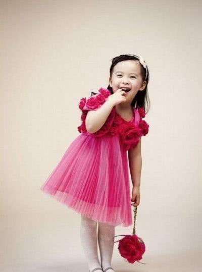 都说刘涛与曹曦文长相难分辨，当看到两人的女儿，更是惊掉下颚