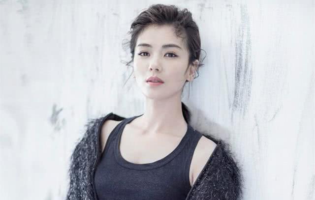 都说刘涛与曹曦文长相难分辨，当看到两人的女儿，更是惊掉下颚