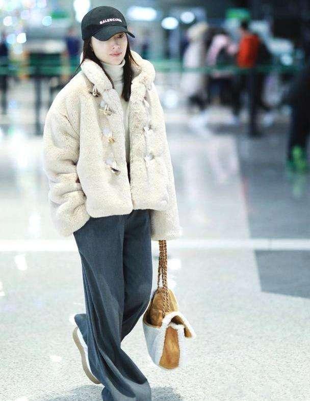 董洁董璇傻傻分不清楚，熟悉二者的穿搭风格即可，董洁穿对了