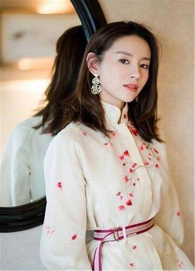 董洁董璇傻傻分不清楚，熟悉二者的穿搭风格即可，董洁穿对了