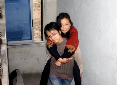 ​18年前，刘霆背母上学感动中国，29岁时却变性成女人，如今怎样了