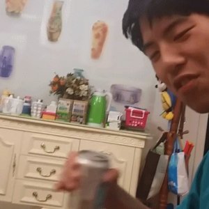 ​笑一笑，46张搞笑动图：狗狗为了吃鸡都来不及要脸面了，哈哈哈哈