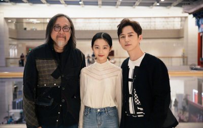 ​黄磊女儿多多长大了！抹鲜艳红唇扮轻熟少女，14岁身高直追何炅