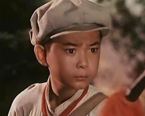 12岁凭《闪闪的红星》中潘冬子成名，如今头发发白，地位高