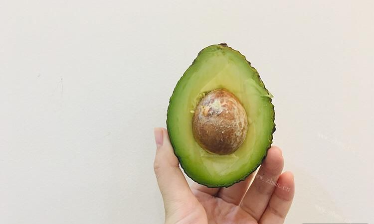 牛油果放冰箱后怎么补救,牛油果开了怎么保鲜 打开的牛油果储存方法