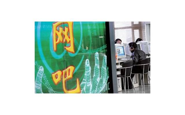 学校惊现巨人奥特曼（沈阳一校门口外惊现外卖巨人）