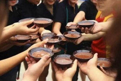 ​为体验“摔碗酒”，17岁少年豪饮九碗白酒后身亡！珍爱生命！别作