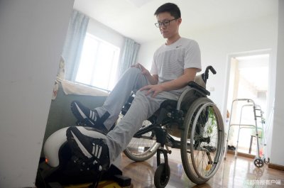 ​四川小伙登央视成“钢铁侠”：25岁瘫痪 如今靠机器人实现行走