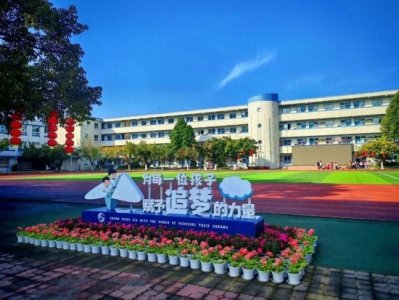 ​从此改名“成都市石室联中132学校”，总算和“石室成飞”分清了