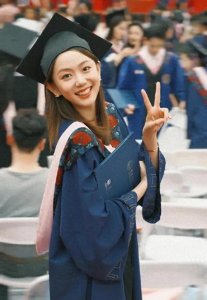 ​冯禧中传硕士毕业，晒照笑容灿烂，网友：和许嵩还在一起吗？