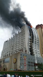 ​突发！洛阳亚威金港商务大厦起火，消防出动高喷车灭火