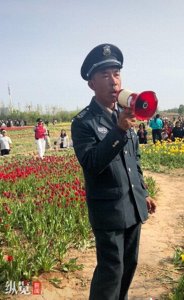 ​纵览热点｜ 园方回应“山西长治‘郁金香保安’走红”：游客明显增加，正考虑为