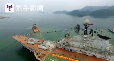 ​紫牛独家：8男子夜游500米玩命攀铁链，闯入航母明思克号
